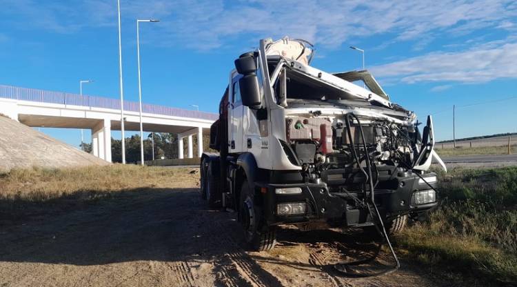 Un camión remolque que transportaba otro camión embistió al puente naranja tras no darle la altura