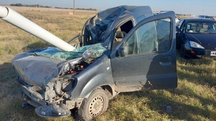 Una automovilista impactó contra una columna de alumbrado y salió por sus propios medios en ruta 3