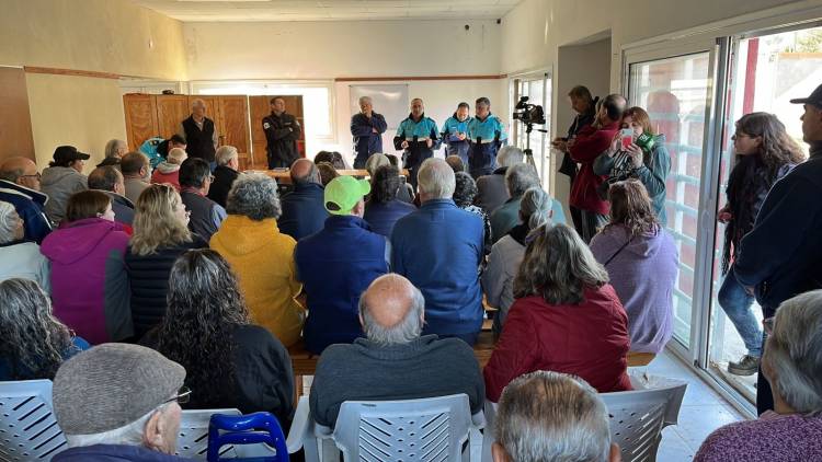 Vecinos tuvieron una reunión con autoridades policiales para tratar el tema de la inseguridad en Pehuen Co
