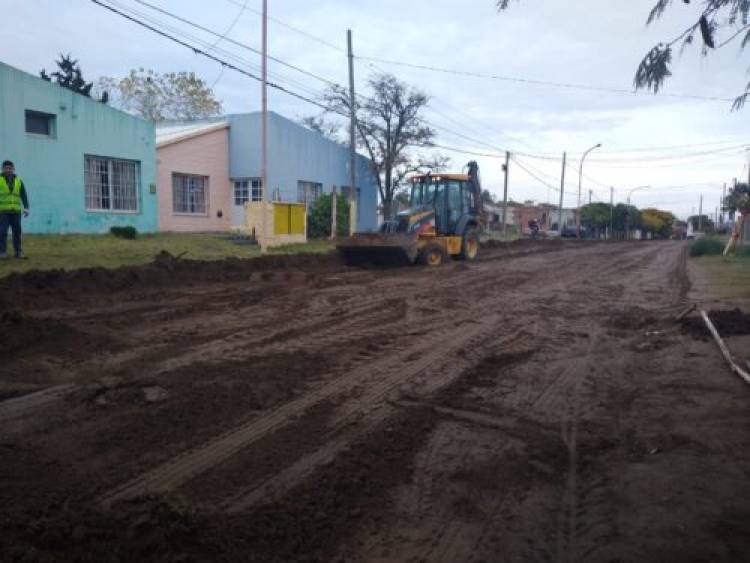 El Municipio de Coronel Rosales realiza obra de cordón cuneta en calle San Juan al 100 