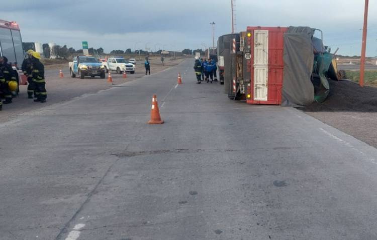 El acoplado de un camión volcó en la zona de El Triángulo en ruta 3