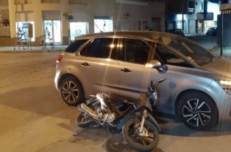 Accidente de tránsito entre un auto y una moto, una persona sufrió heridas