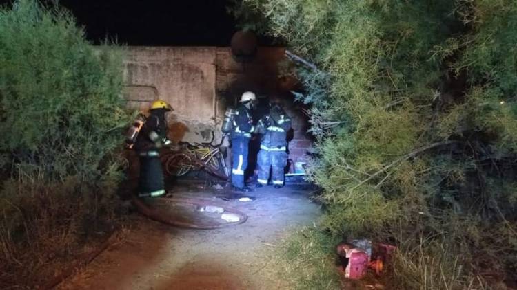 Una casa sufrió importantes daños tras un incendio en Villa Arias