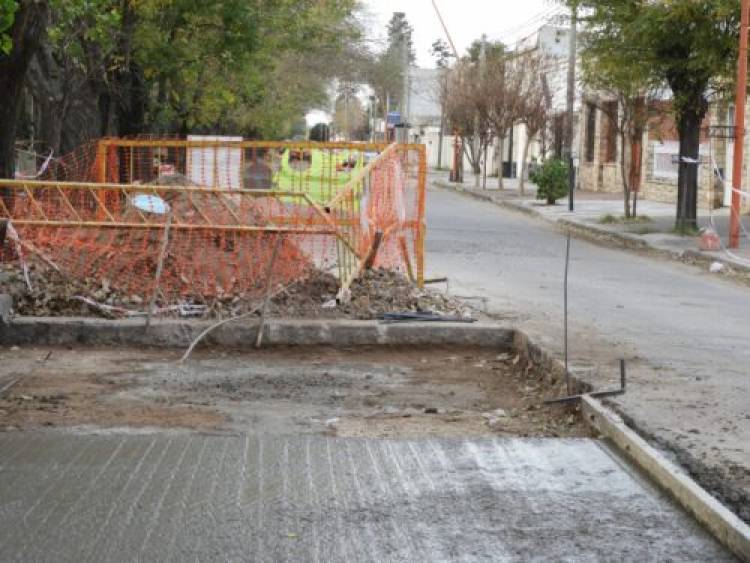 El Municipio de Coronel Rosales realiza reparaciones de hormigón en calle Dorrego al 200