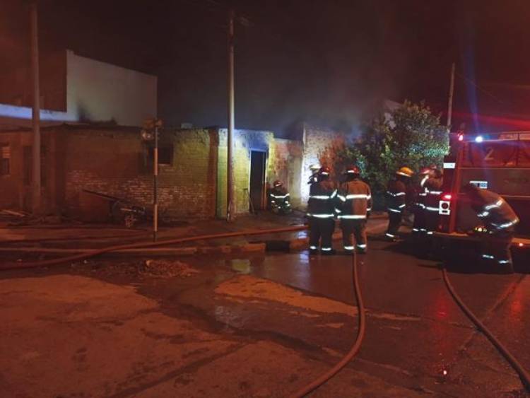 Se pide a la comunidad ayuda para una familia que perdió todo en el incendio de su vivienda