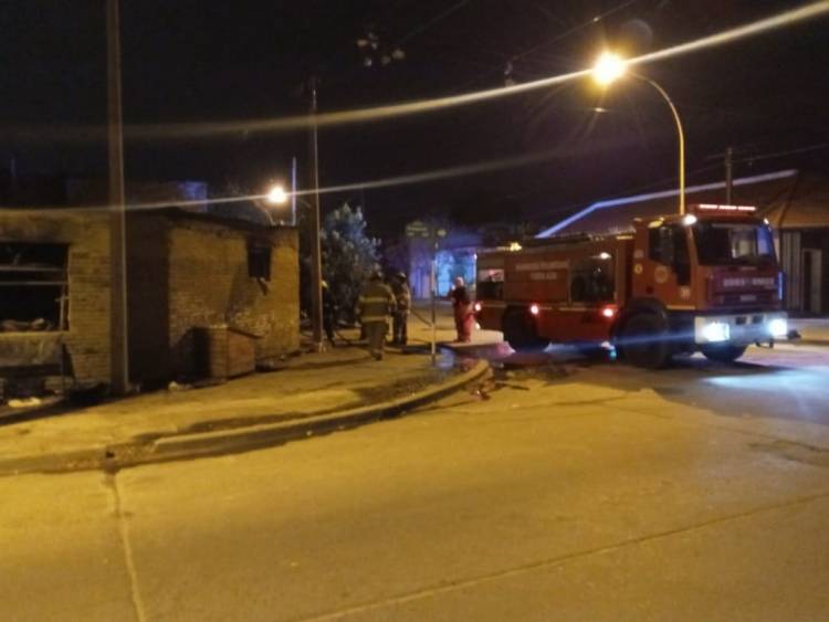 Bomberos Voluntarios acudieron nuevamente al incendio de la casa de Roca y Patagones