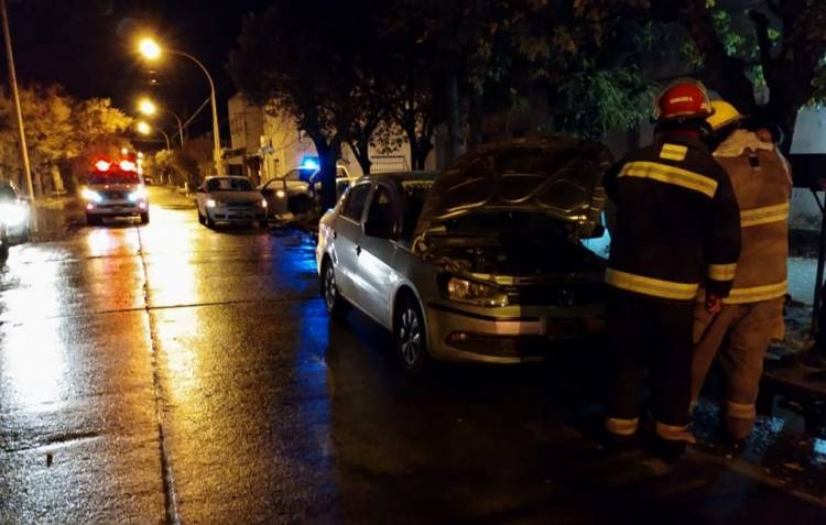 Bomberos Voluntarios acudieron al incendio de un automóvil