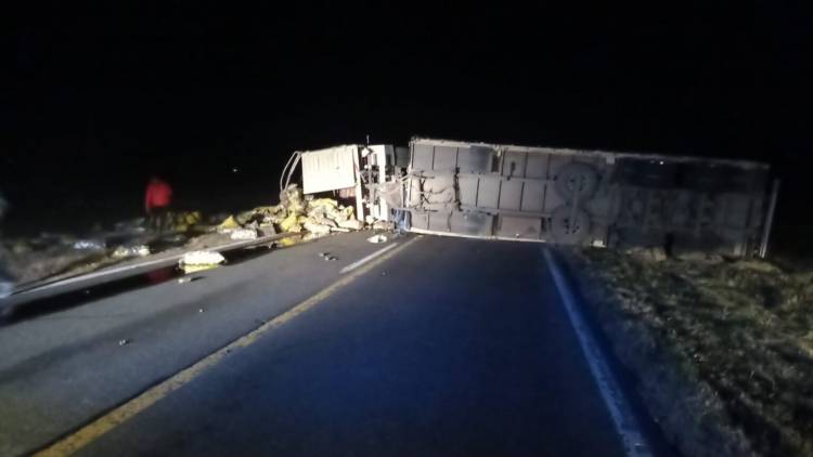 Un camión volcó en ruta 3 y perdió su carga