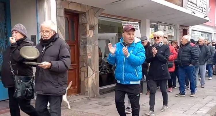 Se realizó una marcha de jubilados en reclamo de “Zona Fría”