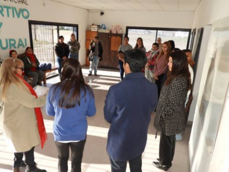 El Municipio de Coronel Rosales brindó cursos gratuitos de mancuría y belleza para fomentar empleo 