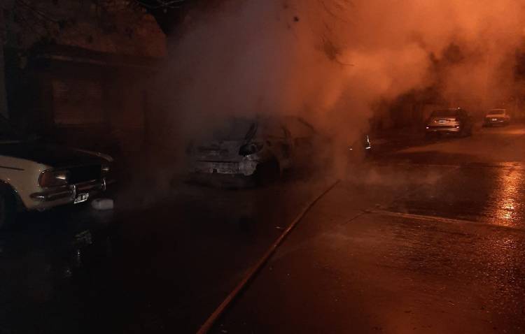 Bomberos Voluntarios de Punta Alta acudieron al incendio de un auto que sufrió pérdidas totales