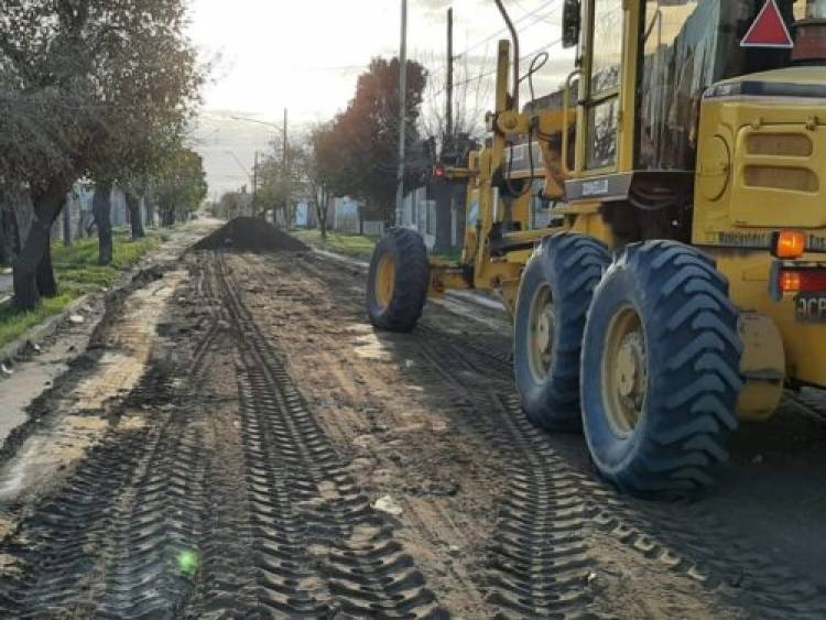 El Municipio continúa la reparación y mantenimiento de calles de tierra en distintos barrios y localidades