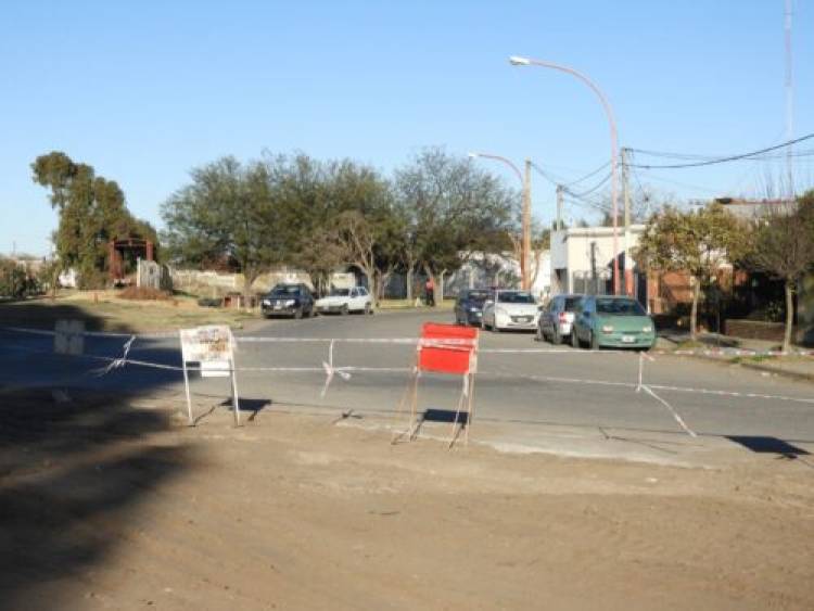 Avanza la obra de cordón cuneta y ordenamiento vehicular en la confluencia de barrios Cooperativa, Villa Mora y Centro