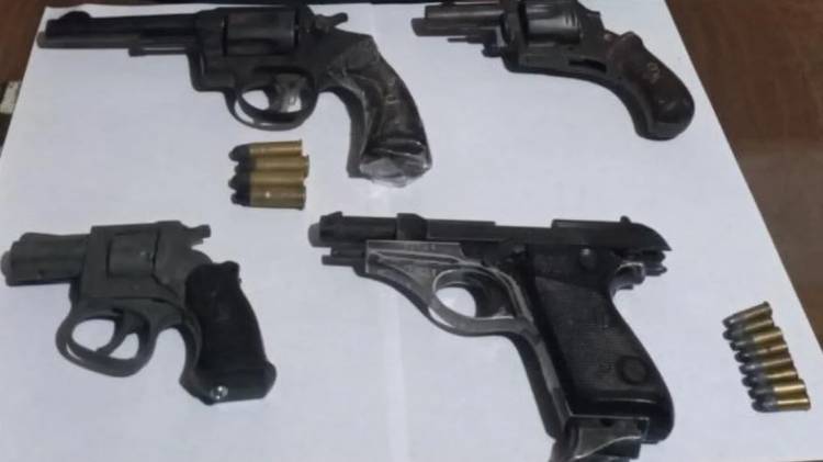 Detuvieron a dos personas por evadir un control y les encontraron armas