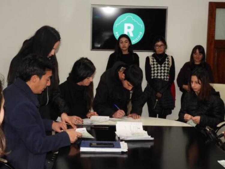 El Municipio entregó las Becas Coronel Rosales a 20 estudiantes del distrito