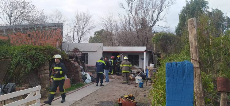 Incendio de vivieda en la localidad de Villa Arias