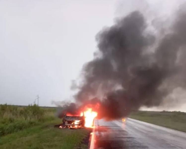 Pérdidas totales en el incendio de un vehículo en la ruta 3 vieja