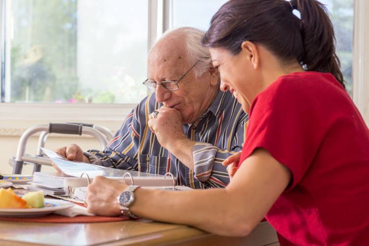 Se brindará una capacitación gratuita para cuidadores de personas con Alzheimer
