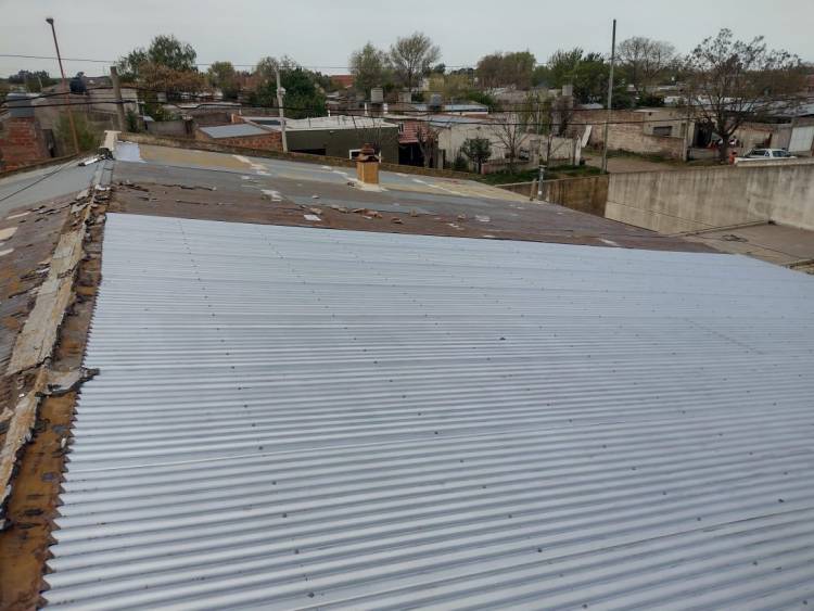 Avanza la obra de recambio de techos en la EP N°10 de Nueva Bahía 