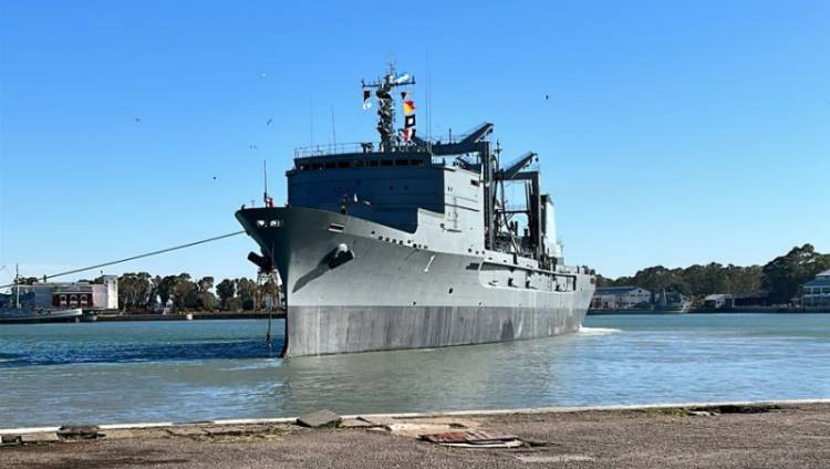El buque logístico ARA “Patagonia” realizó una navegación de prueba de máquinas y adiestramiento en el mar