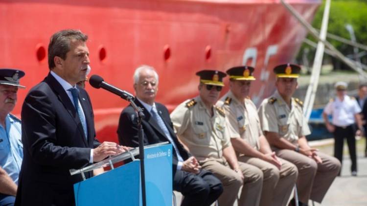 Massa prometió que, de ser electo, completará la equiparación salarial a militares