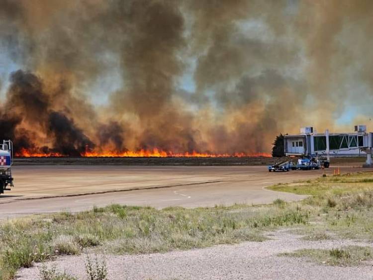 Evacuaron por precaución el Aeropuerto de Bahía Blanca por un incendio de pastizales
