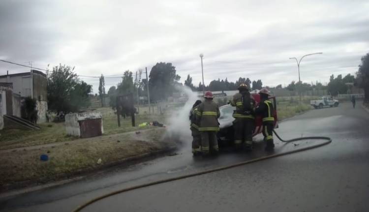 Incendio de un vehículo que circulaba por Avenida Jujuy 