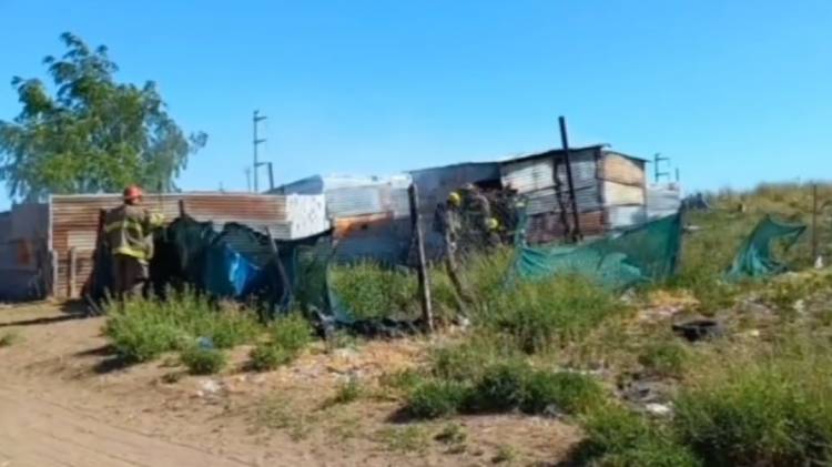 Bomberos Voluntarios acudieron al incendio de una precaria vivienda