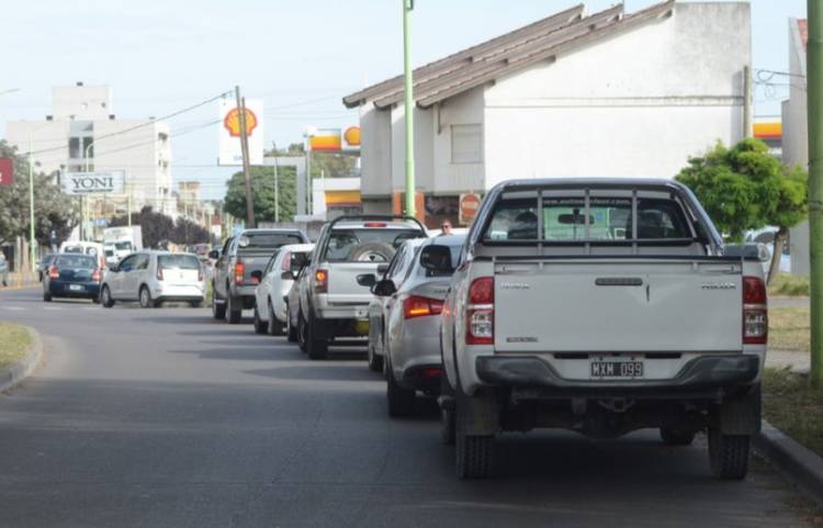 Los combustibles suben otro 37 por ciento tras la devaluación anunciada por el Ministro Caputo
