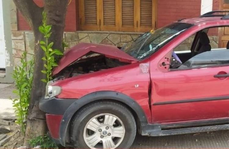 Un auto chocó contra un árbol en 9 de julio al 200