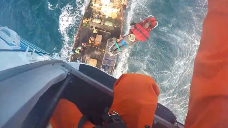 Tripulante de un barco pesquero debió ser rescatado por la Prefectura a 240 km de Bahía Blanca