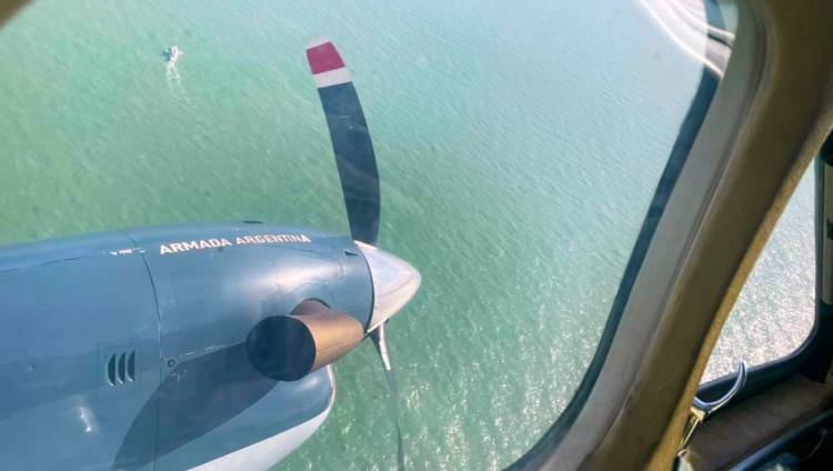Un avión B-200 de la Armada Argentina participa en la búsqueda de los dos kayakistas desaparecidos en Pinamar