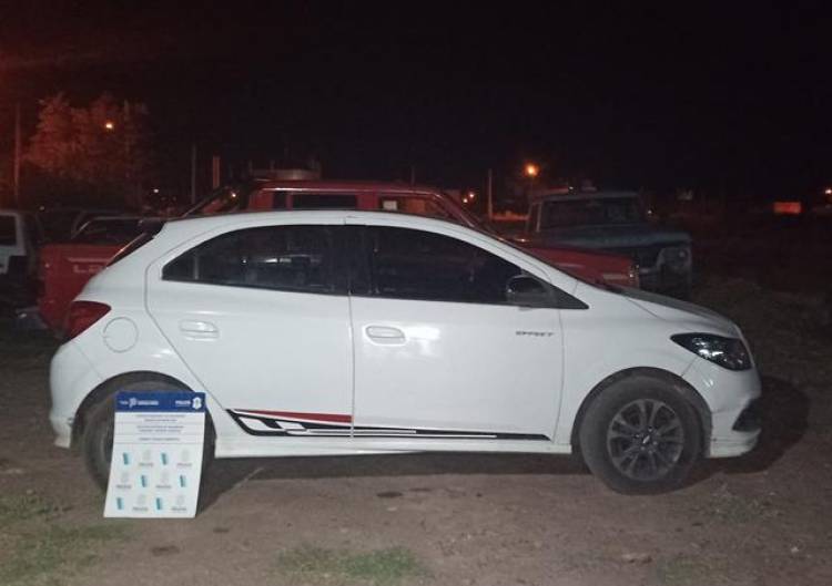 Detuvieron a dos personas que circulaban en un auto con cocaína y dinero