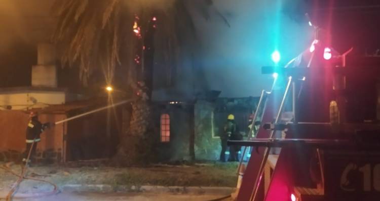 Pérdidas totales en el incendio de una vivienda en Villa Arias 
