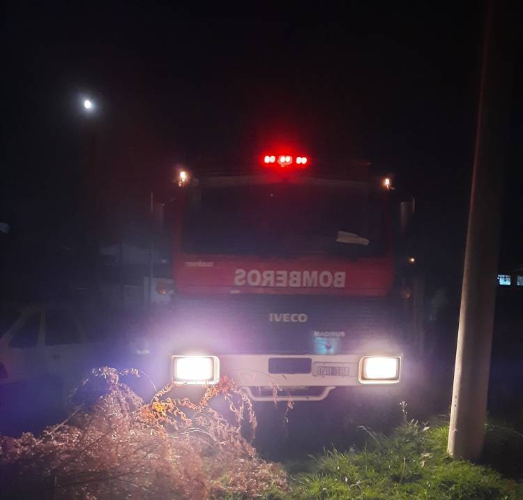 Bomberos Voluntarios acudieron al principio de incendio de un predio