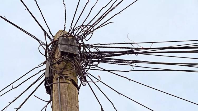 El HCD aprobó una ordenanza que exige que en 5 años no podrá haber más postes de madera para cableado