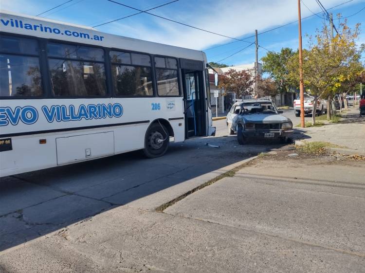 Accidente de tránsito entre un colectivo de la línea 319 y un auto en la esquina de Paso y 9 de julio