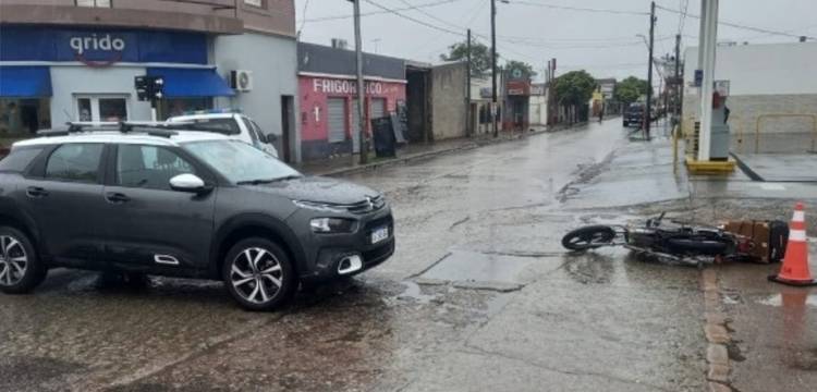Accidente de tránsito entre una moto y un auto en la esquina de Alem y Saavedra