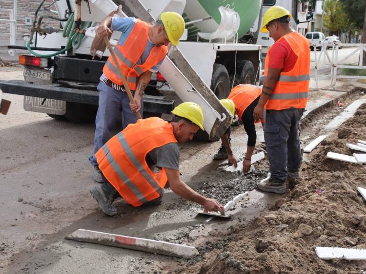 La Empresa Gral retomó los trabajos y comenzaron a hormigonar las zanjas de las esquinas
