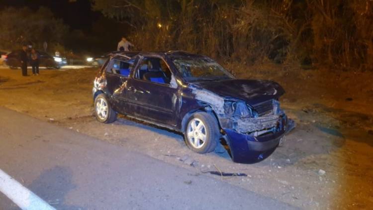 Un joven realizó una maniobra brusca, chocó con un poste y volcó en ruta 229 