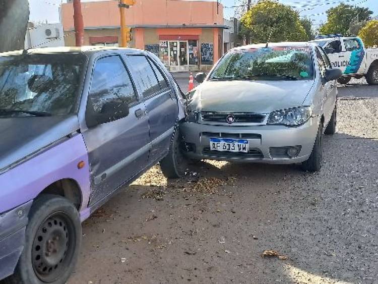 Un remis embistió a un auto estacionado y generó un múltiple choque