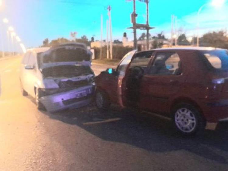 Villa Arias: Un choque frontal dejó una persona herida