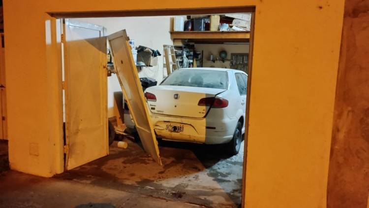 “Los delincuentes se fueron cuando les grité, pero volvieron y reventaron el portón con el auto” indicó la víctima