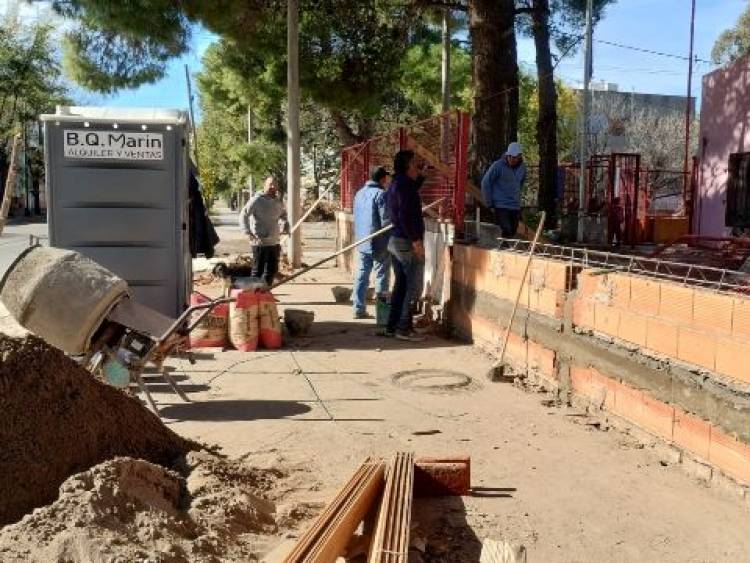 Continuan las obras del paredón del Jardín 902 y la Escuela 22