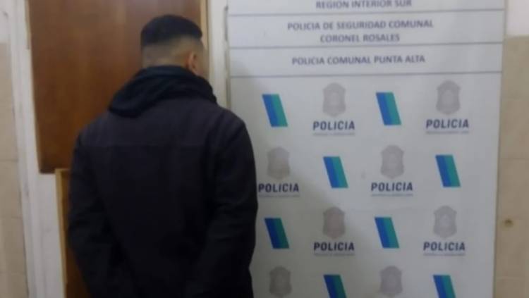 Un hombre fue aprehendido por golpear a su pareja y llevarse su teléfono