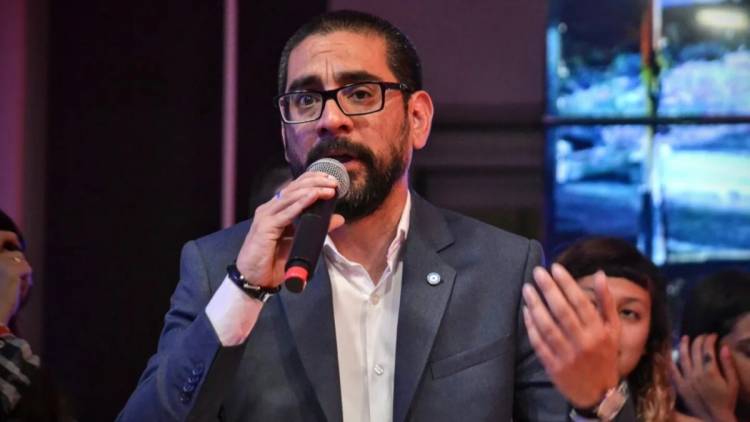 Intendente Aristimuño: “No contratamos empresas para limpieza, lo hicieron de manera gratuita y desinteresada“