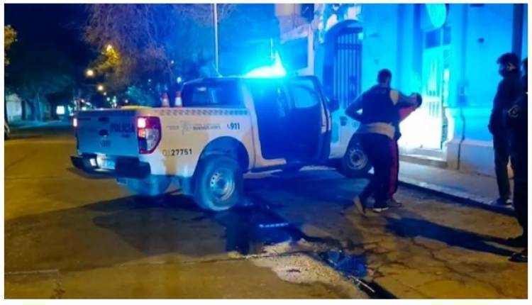 Un hombre fue aprehendido por golpear y amenazar a una mujer