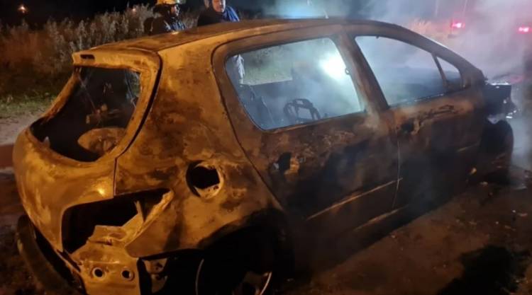 Pérdidas totales en el incendio de un auto que se encontraba estacionado