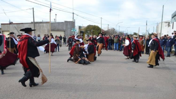 Recordaron al General Güemes en su monumento de las cinco esquinas
