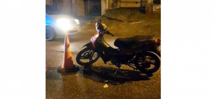 Un motociclista resultó herido en un accidente de tránsito, el conductor del auto se dió a la fuga